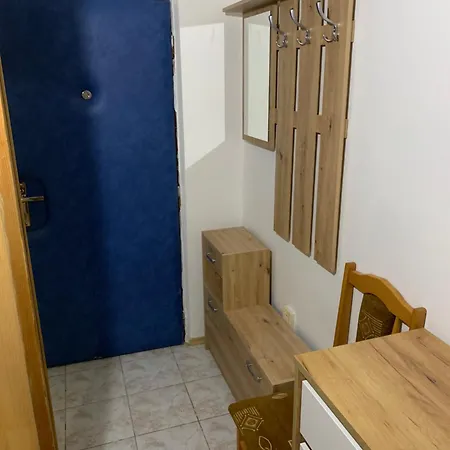 Your 7 With Parking דירה